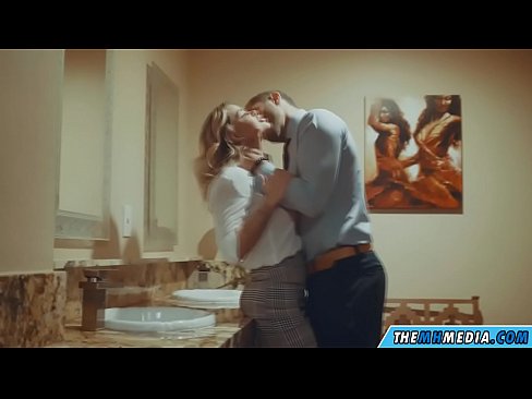 ❤️ Xa i-blonde ene-busty ikuhenda kwindlu yangasese yoluntu Isondo esisemgangathweni kuthi  ❤
